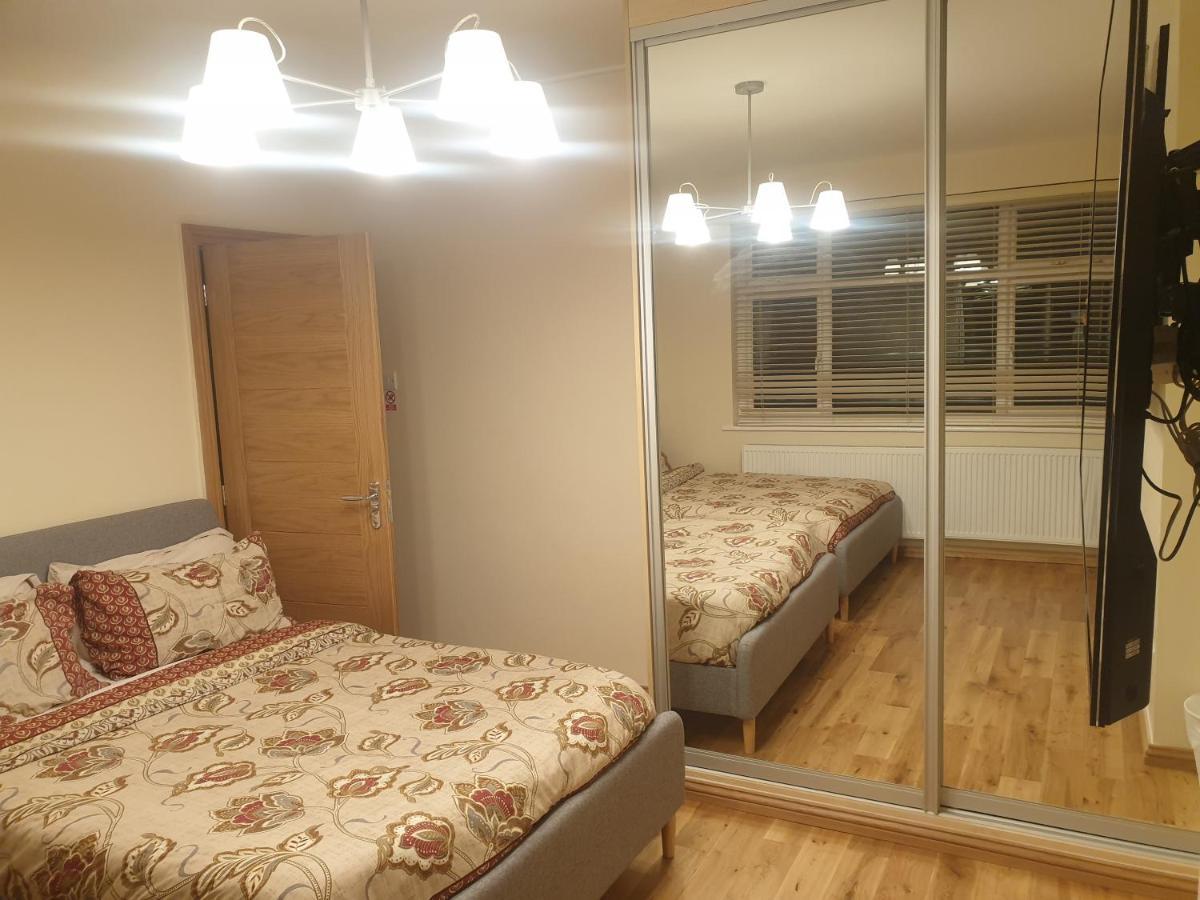 Luxury 3 Bedroom Flat 1min Walk From Underground, With Free Parking Sleeps X10 Apartamento *