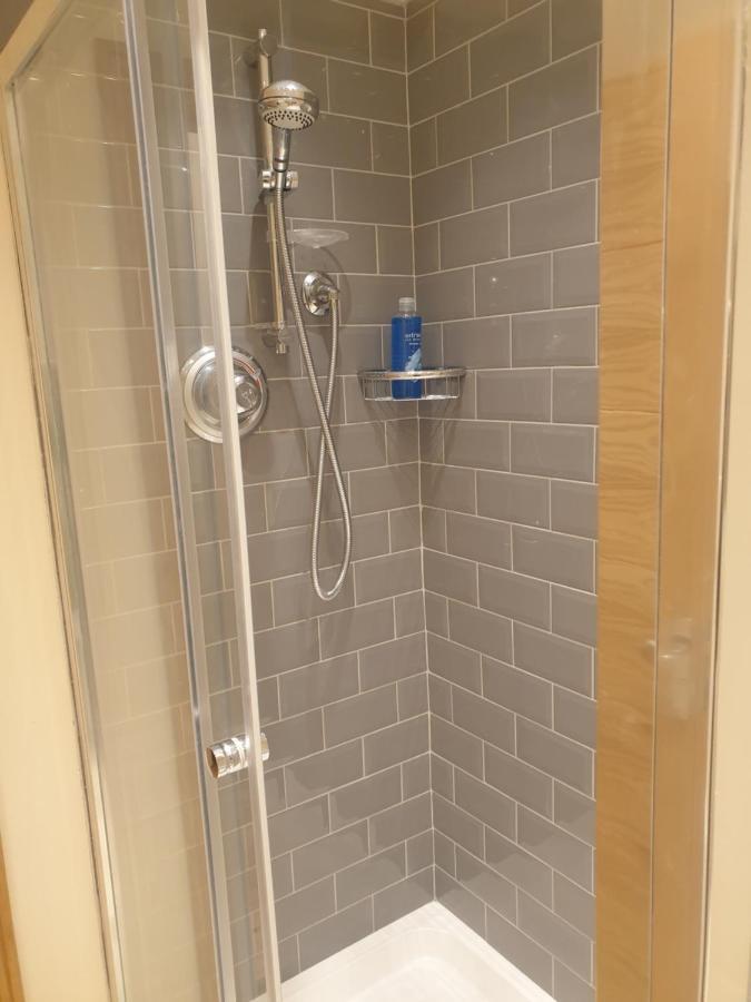 Luxury 3 Bedroom Flat 1min Walk From Underground, With Free Parking Sleeps X10 Apartamento *