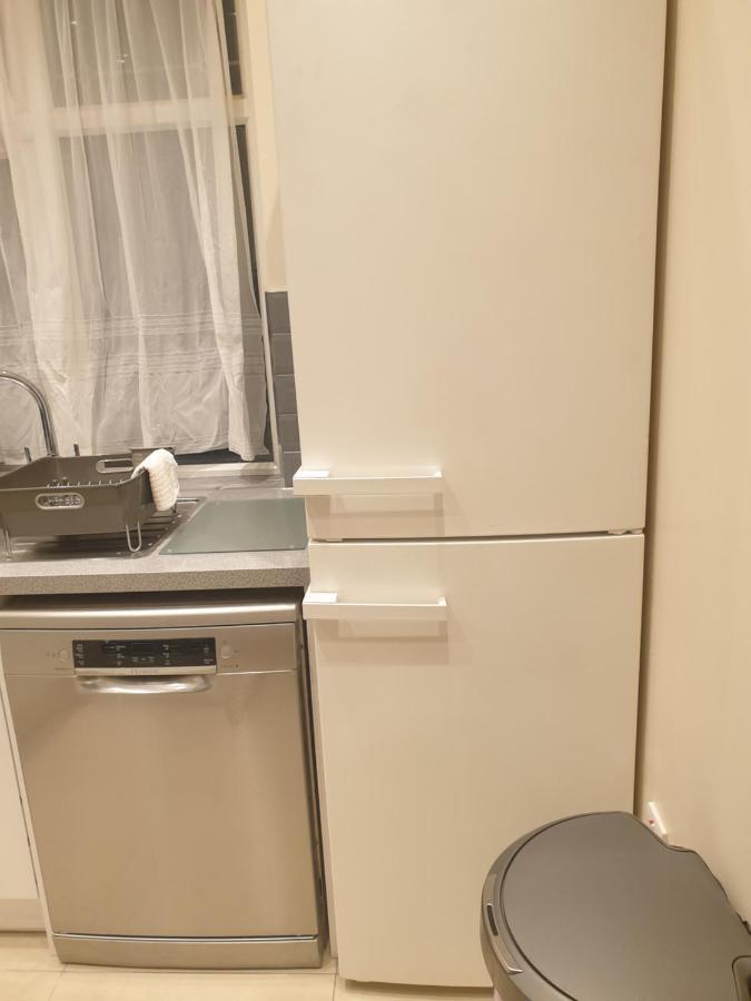 Luxury 3 Bedroom Flat 1min Walk From Underground, With Free Parking Sleeps X10 Apartamento Londres