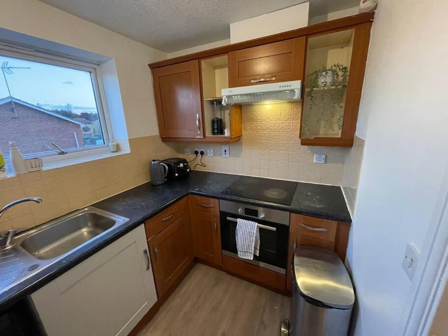 Lovely 2-bed Flat Along The River Thames Apartment London
