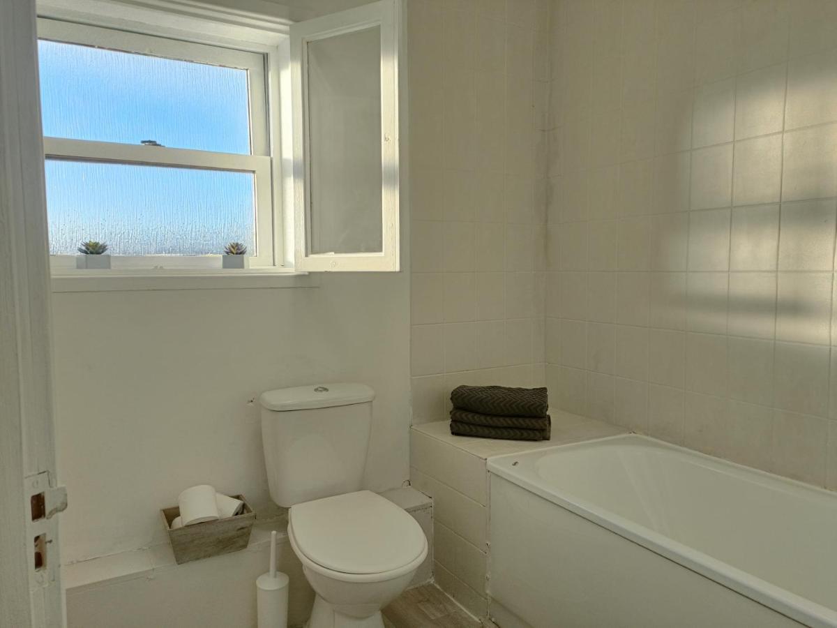 Casa de férias 2 Bed Functional House Close To Manor Park Train Station *