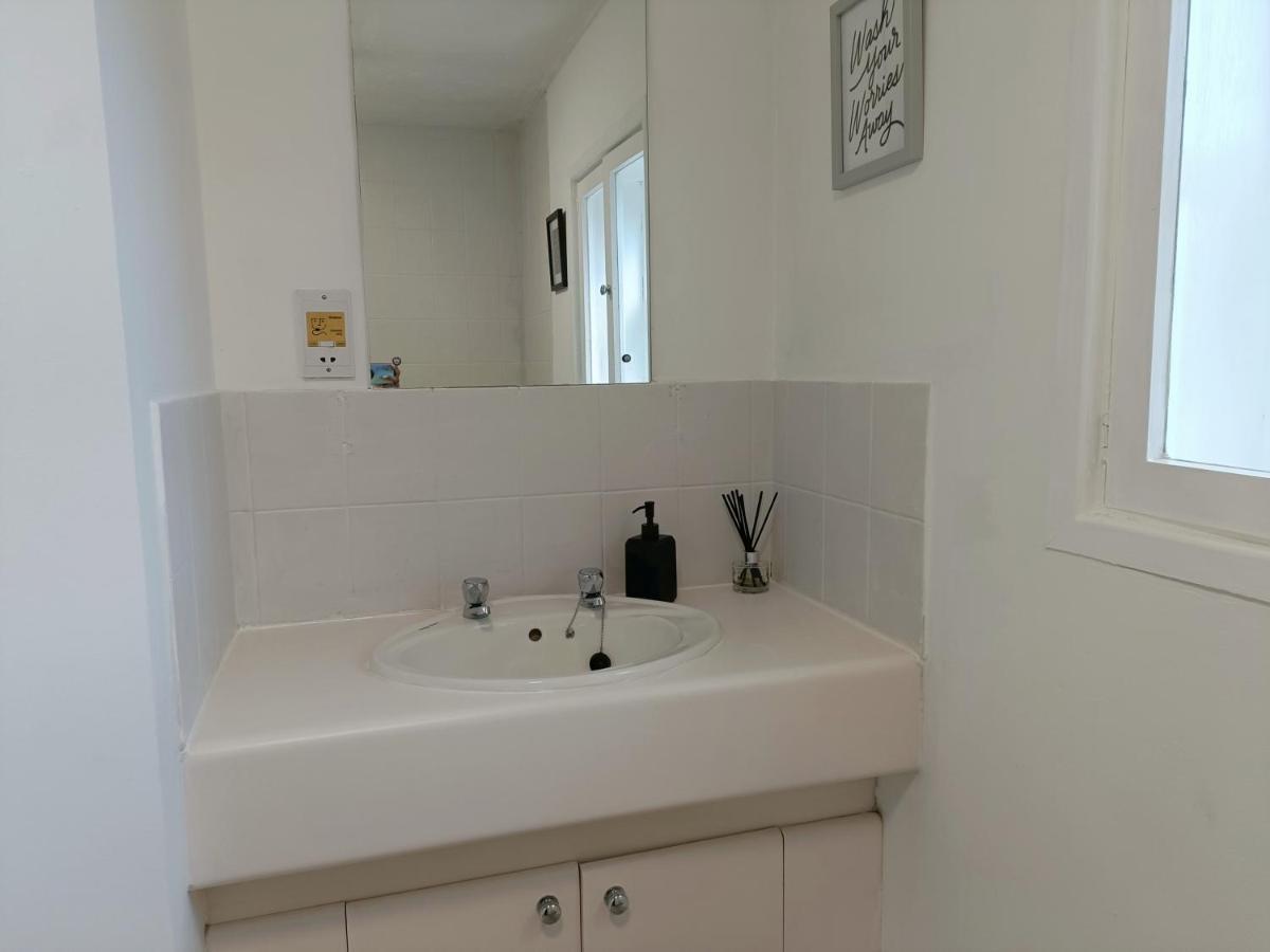 Casa de férias 2 Bed Functional House Close To Manor Park Train Station *