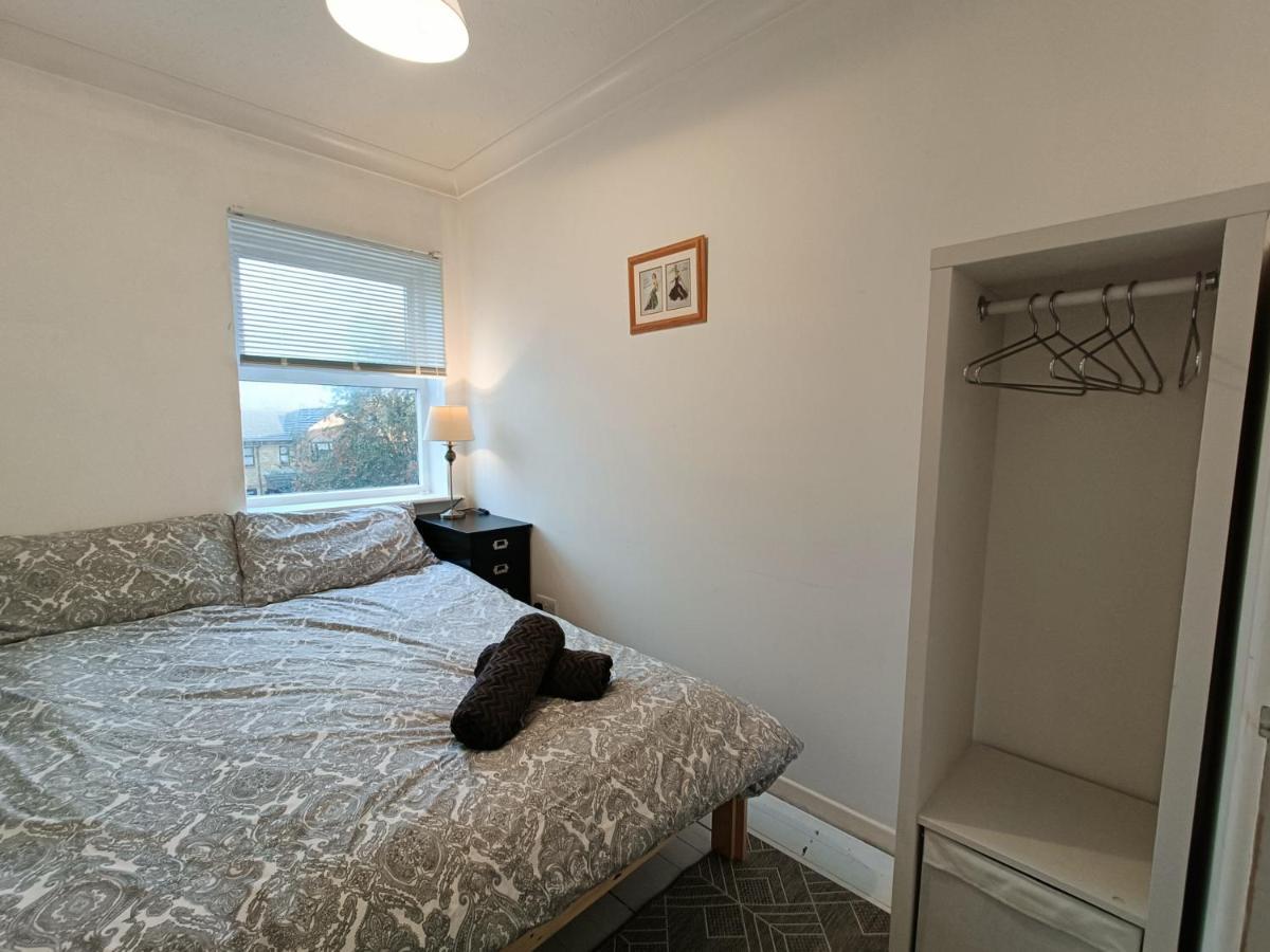 2 Bed Functional House Close To Manor Park Train Station Londres