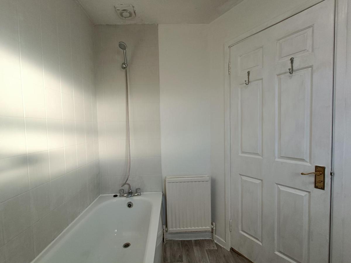 2 Bed Functional House Close To Manor Park Train Station Londres