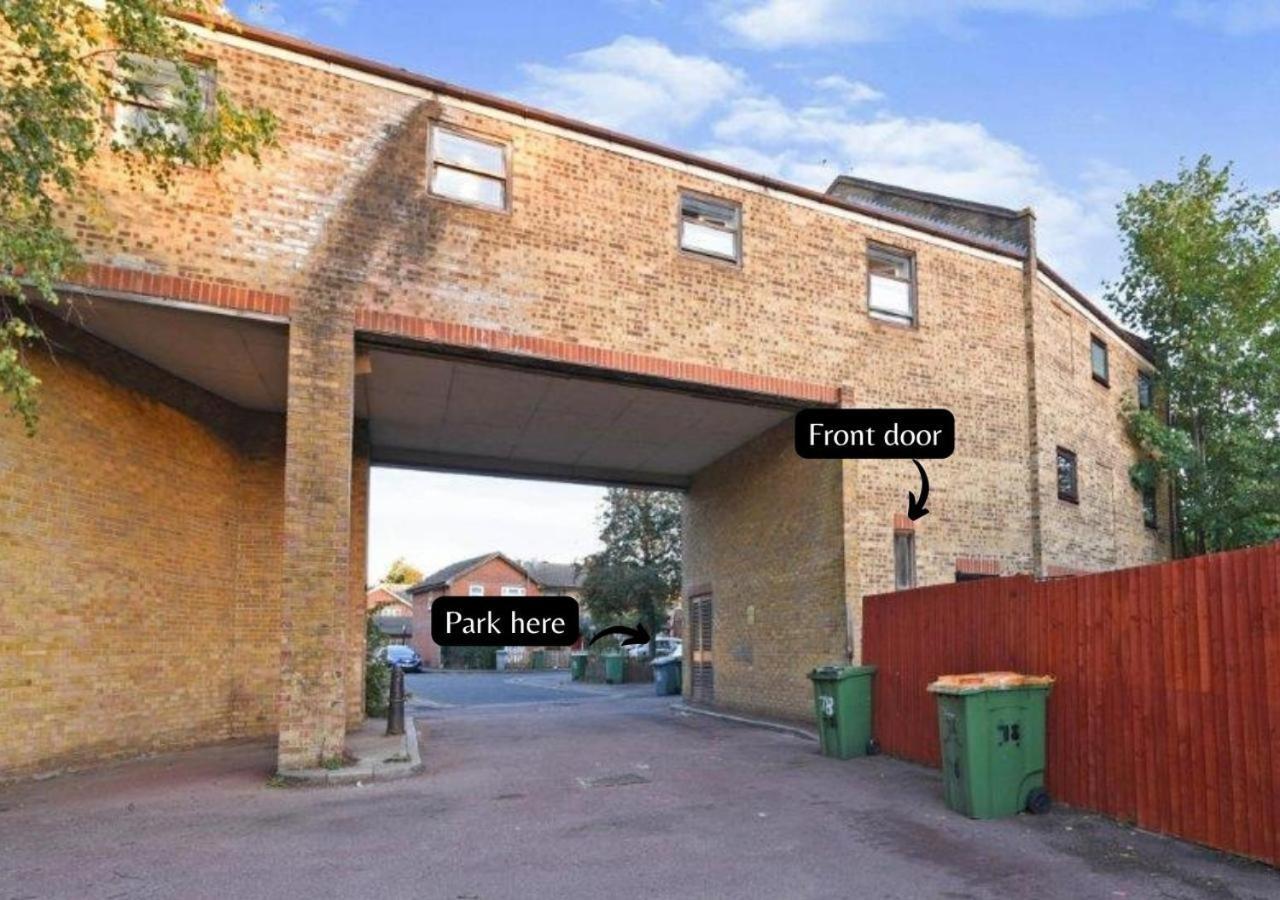 2 Bed Functional House Close To Manor Park Train Station Casa de férias *