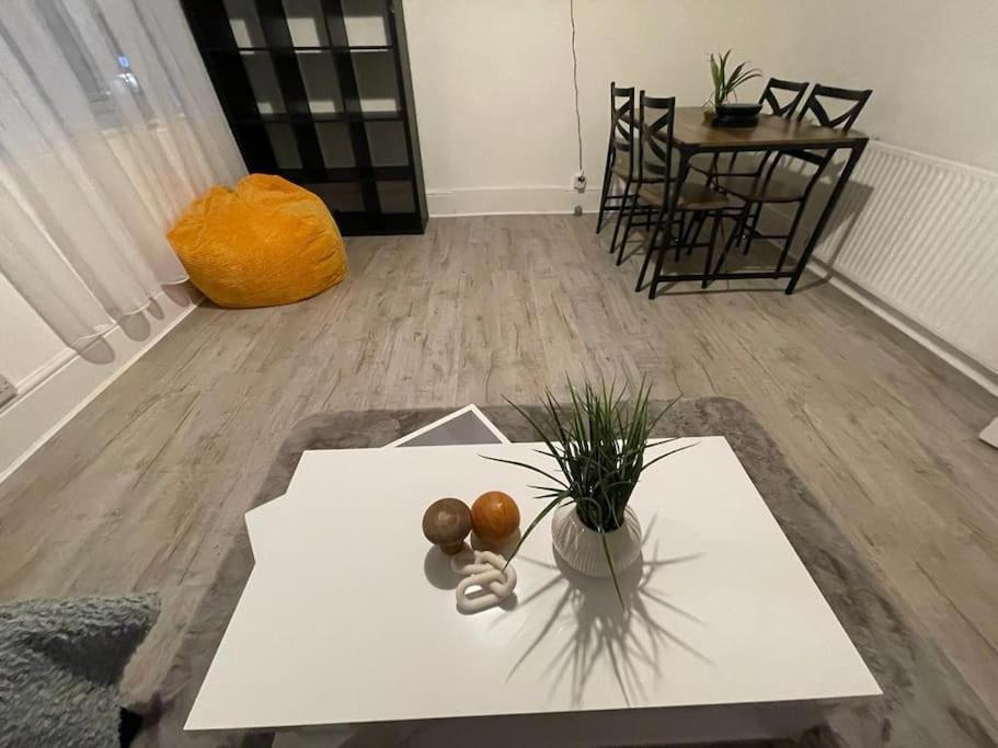 Spacious 2 Bedroom On Tower Bridge Appartement