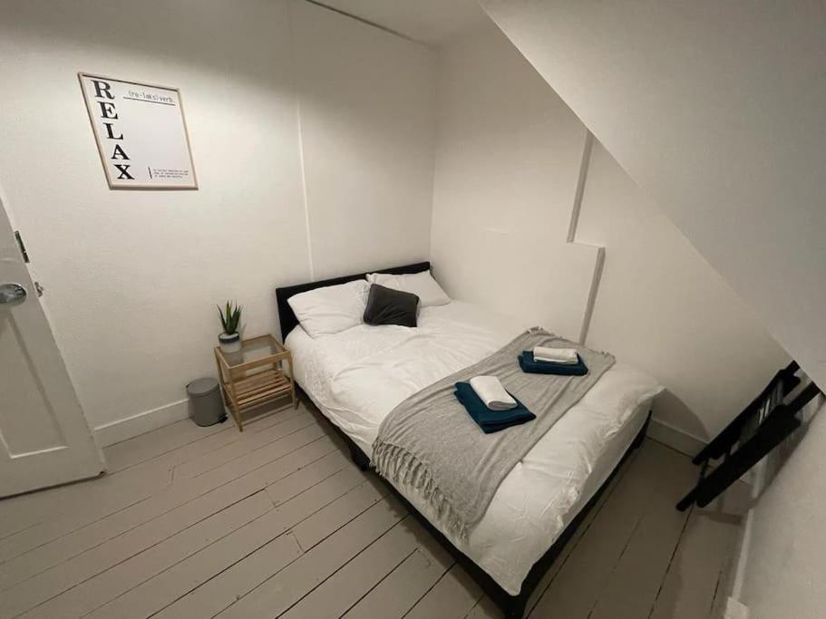Spacious 2 Bedroom On Tower Bridge *
