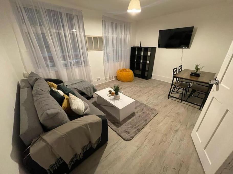 Spacious 2 Bedroom On Tower Bridge Londres