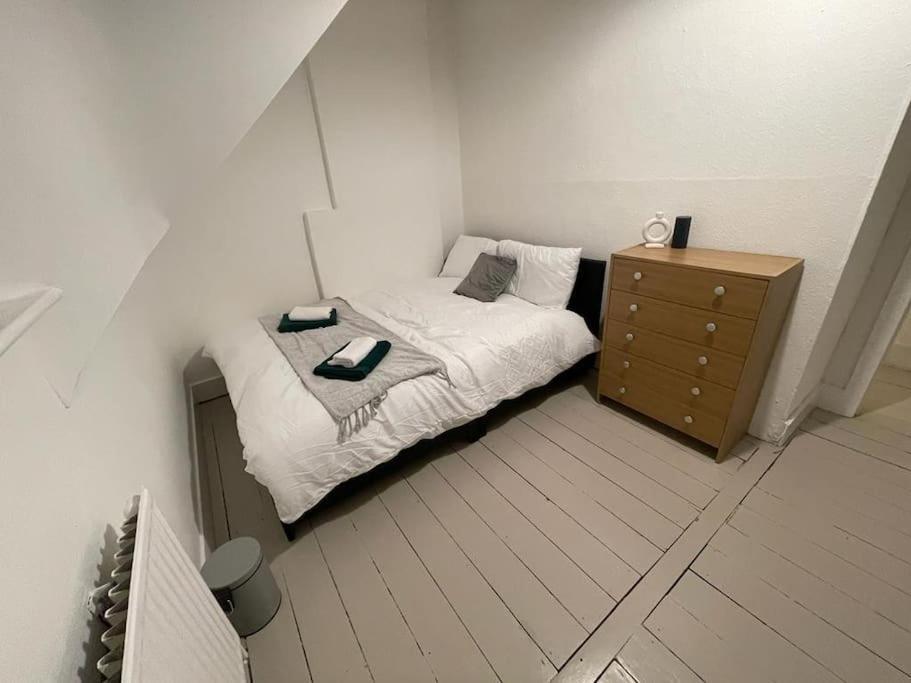 Spacious 2 Bedroom On Tower Bridge *