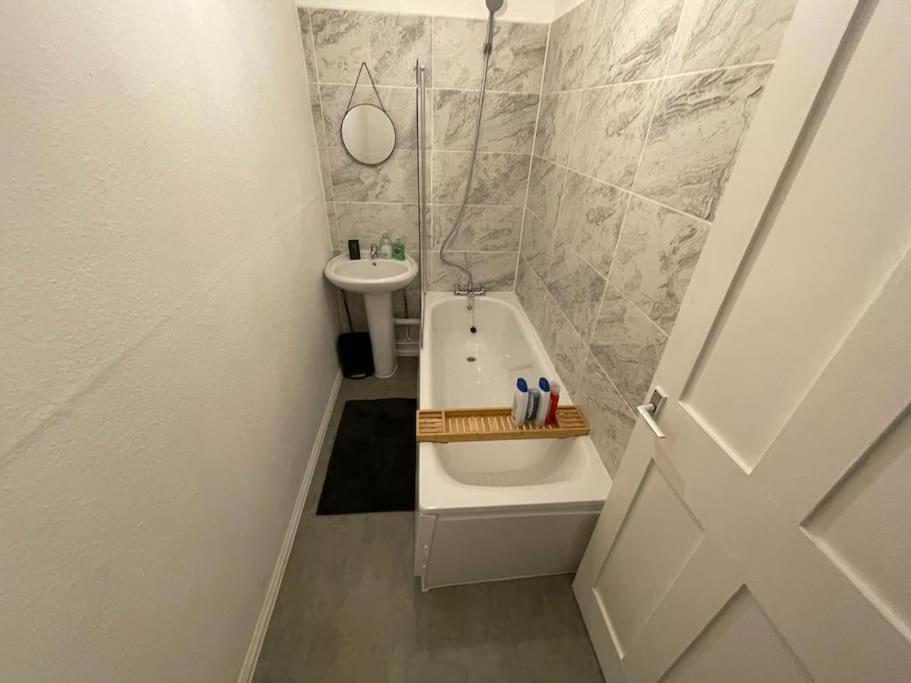 Spacious 2 Bedroom On Tower Bridge
