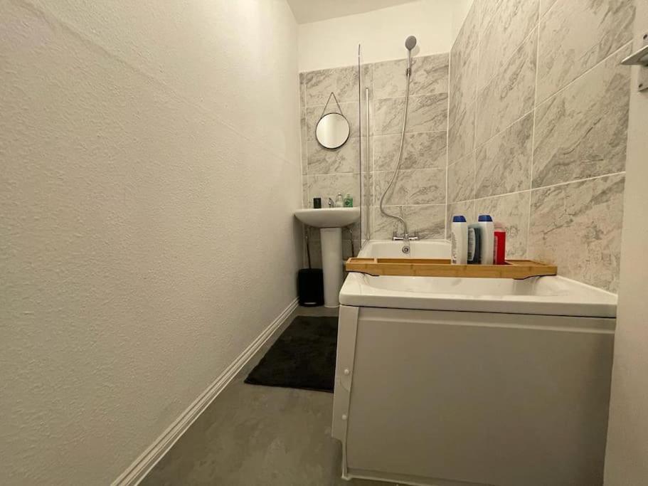Spacious 2 Bedroom On Tower Bridge Londres