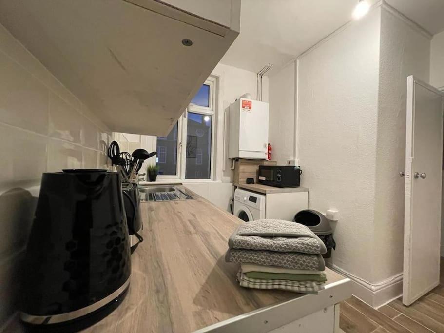 Spacious 2 Bedroom On Tower Bridge Londres