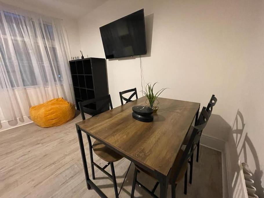 Spacious 2 Bedroom On Tower Bridge Appartement *
