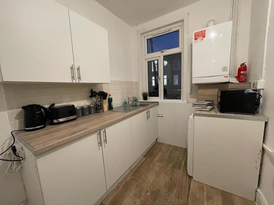 Spacious 2 Bedroom On Tower Bridge Londres
