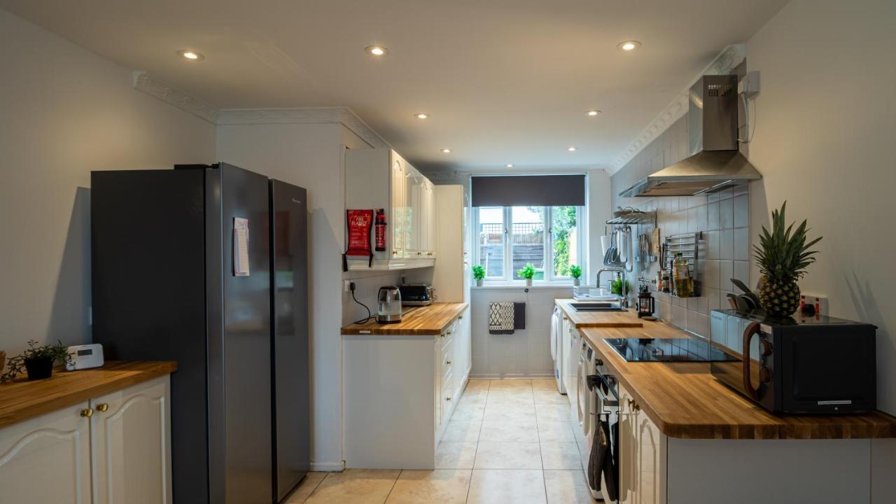 Bridge 3 Bedroom House With Reception Room, Office And Private Garden *