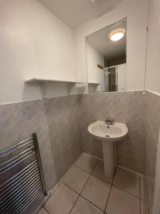 Apartamento Lovely 4 Bedroom 2 Bathroom Londres