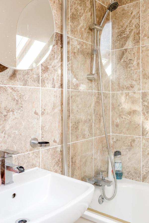 Entire Lovely Family With Parking, Wifi, Netflix, Self Check-in * Londres