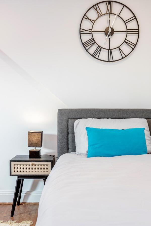 Apartamento Entire Lovely Family With Parking, Wifi, Netflix, Self Check-in Londres