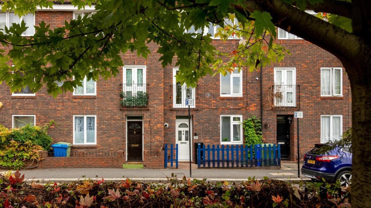 Bridge 3 Bedroom House With Reception Room, Office And Private Garden Holiday home London