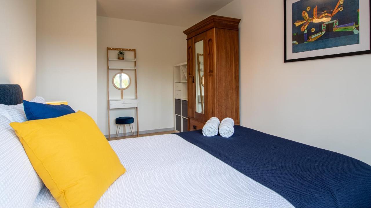 Bridge 3 Bedroom House With Reception Room, Office And Private Garden Londres
