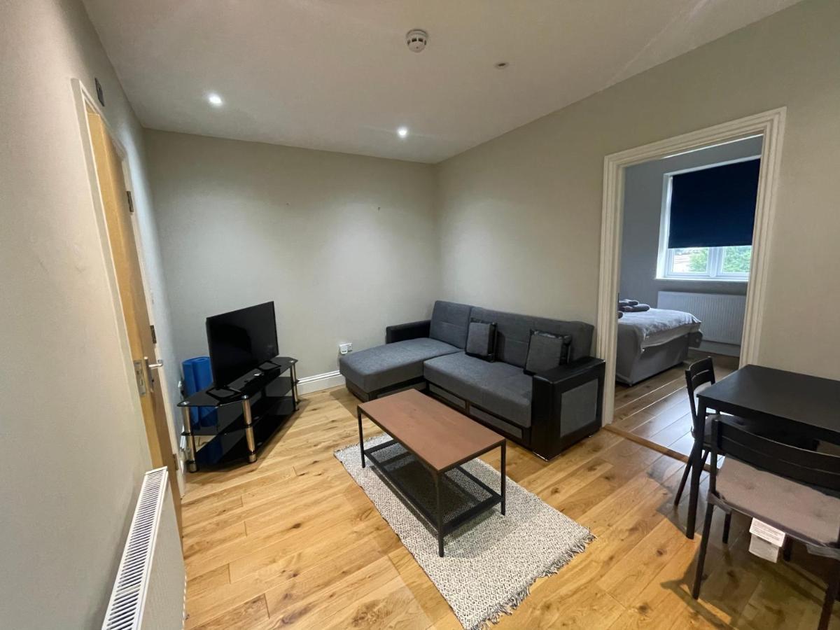Lovely 1 Bedroom With On Street Parking Londen