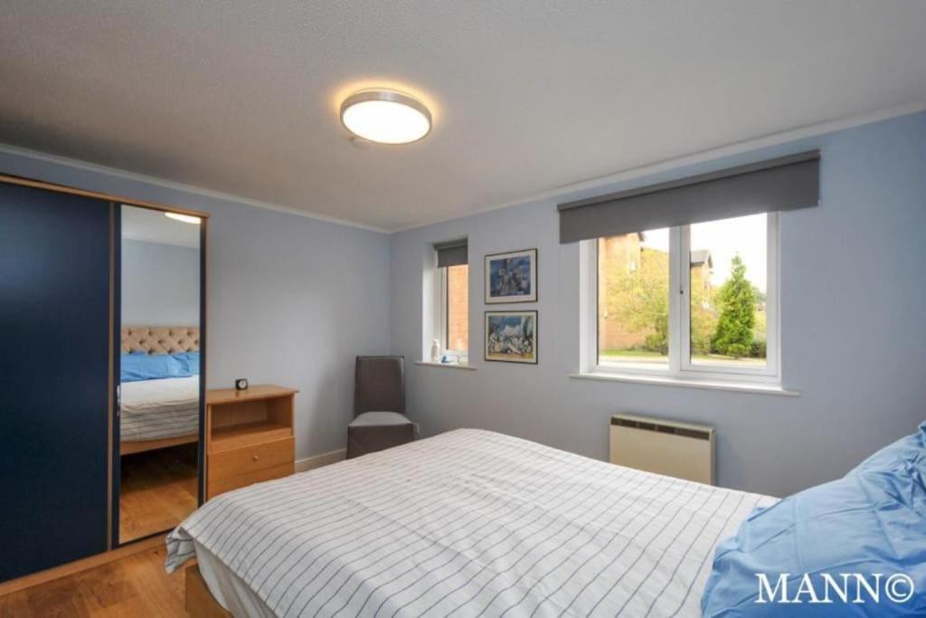 Morden Flat Close To Dlr Station With Free Parking