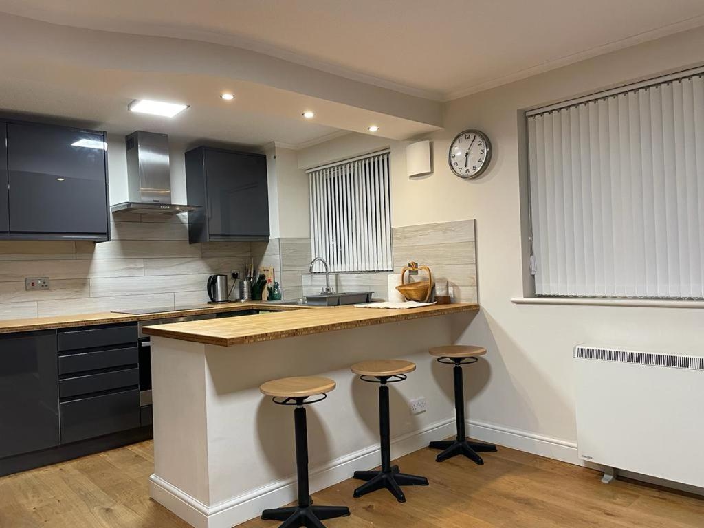 Morden Flat Close To Dlr Station With Free Parking London