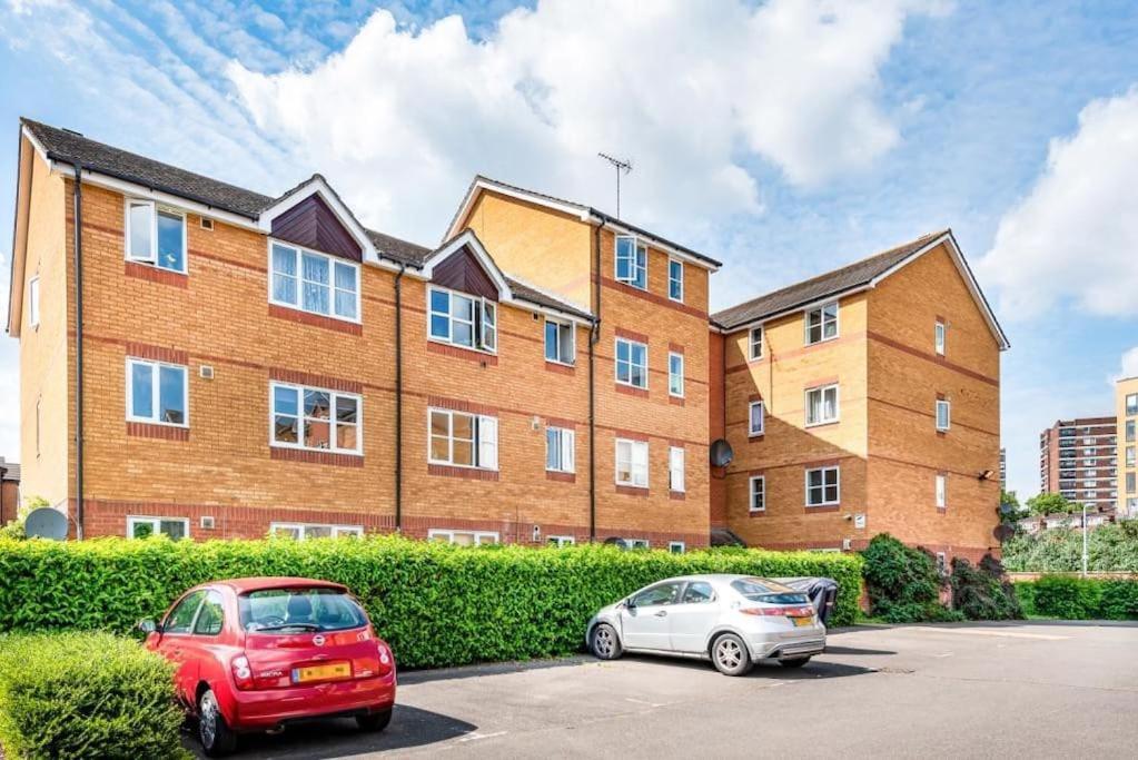Morden Flat Close To Dlr Station With Free Parking * London