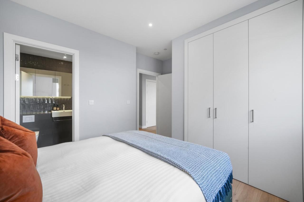 Ellie N Conys 3 Bedroom With 2 Bathrooms, An Ensuite, Kitchen And Balcony In Stratford Westfield