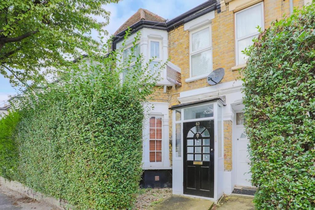 2 Bed Garden Flat Leyton Village * London