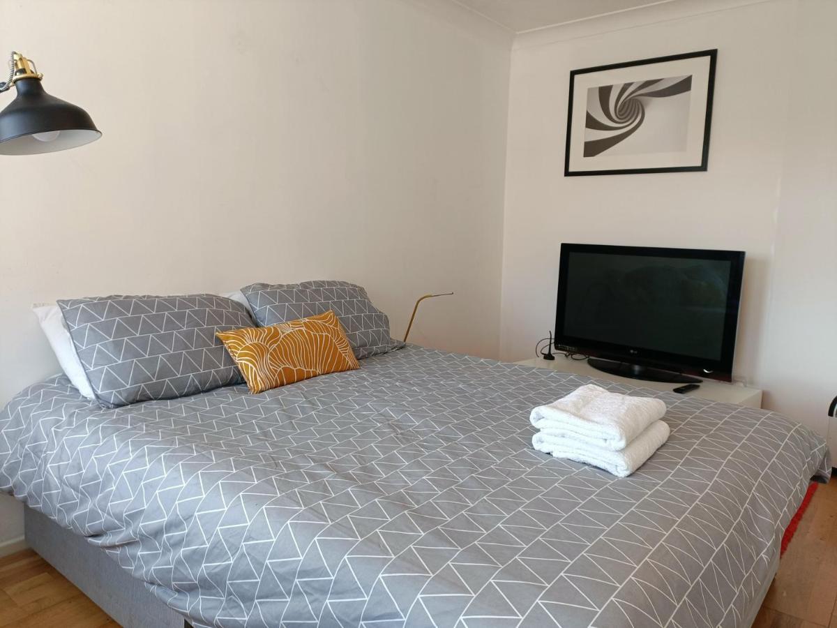 2 Bed Functional House Close To Manor Park Train Station Londres