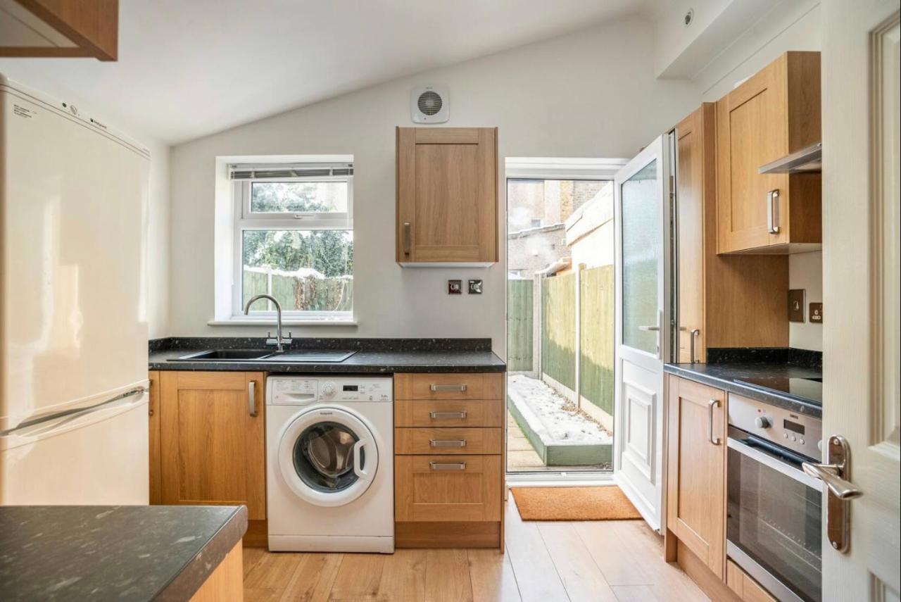 2 Bed Terraced House With Loft In Stratford Сasa de vacaciones *