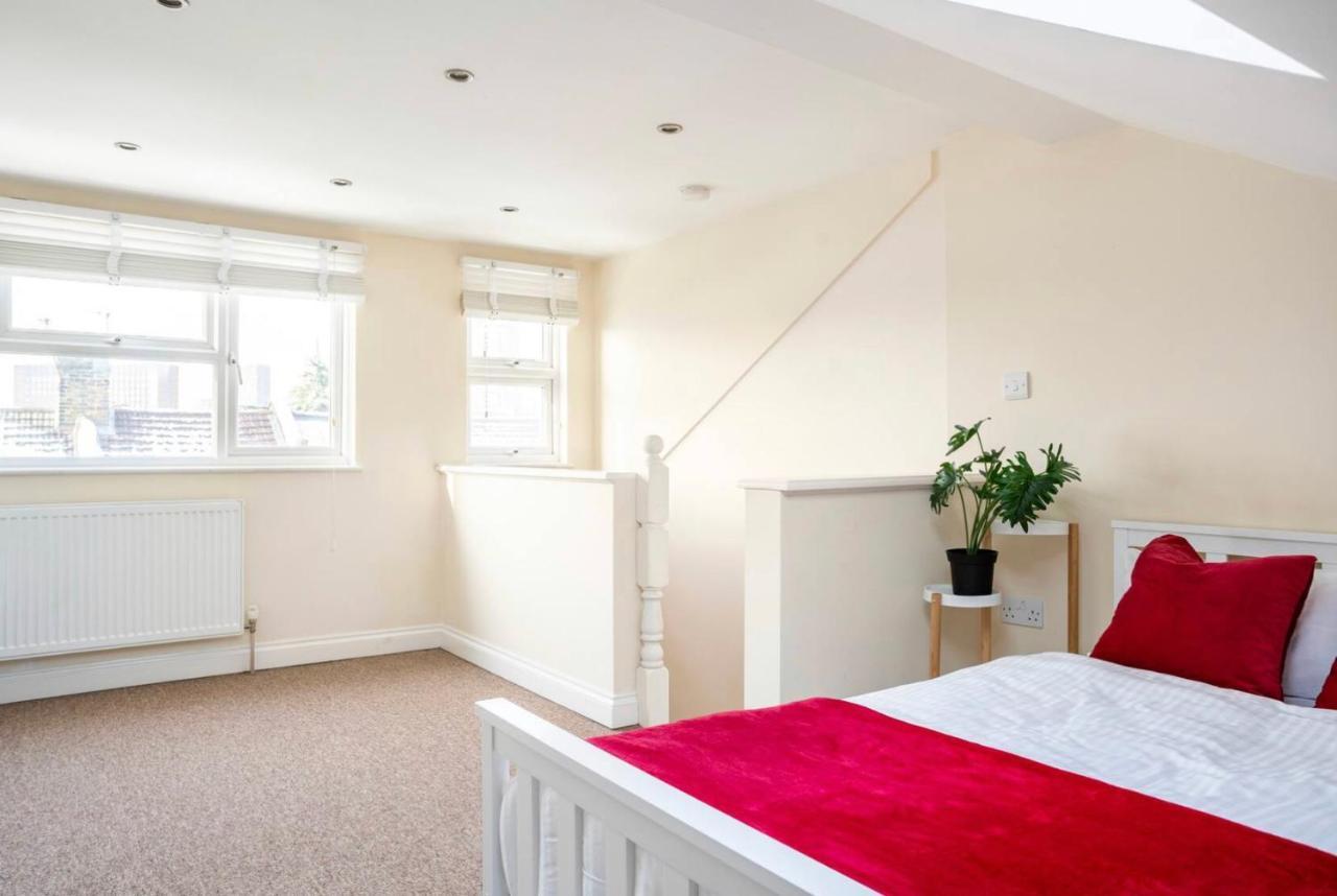 Сasa de vacaciones 2 Bed Terraced House With Loft In Stratford Londres