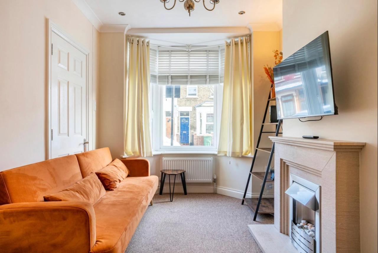 Сasa de vacaciones 2 Bed Terraced House With Loft In Stratford