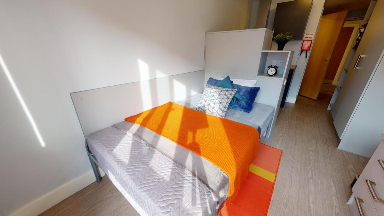 For Students Only Contemporary At Iq Hoxton In Apartment *