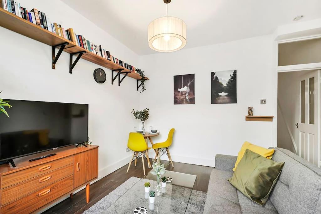 2 Bed Garden Flat Leyton Village London