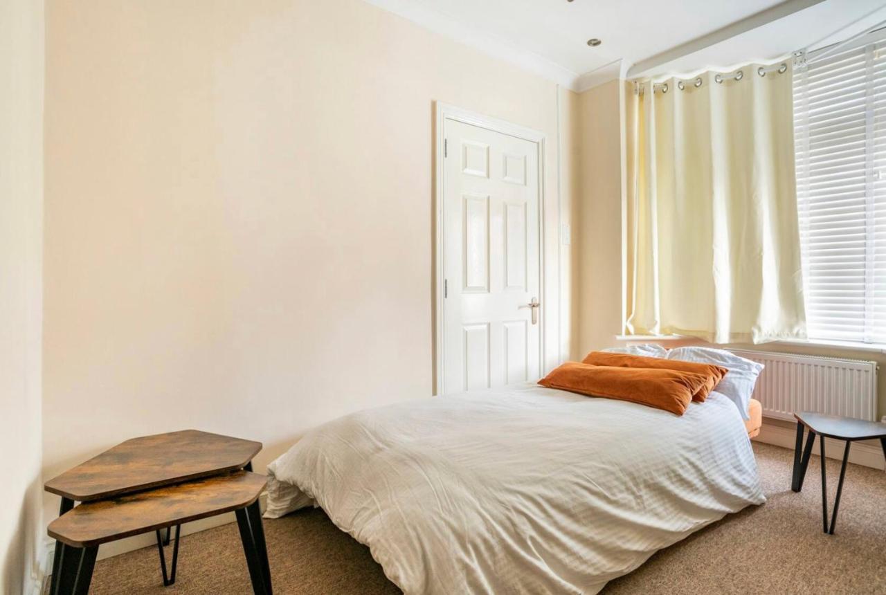 2 Bed Terraced House With Loft In Stratford Сasa de vacaciones *