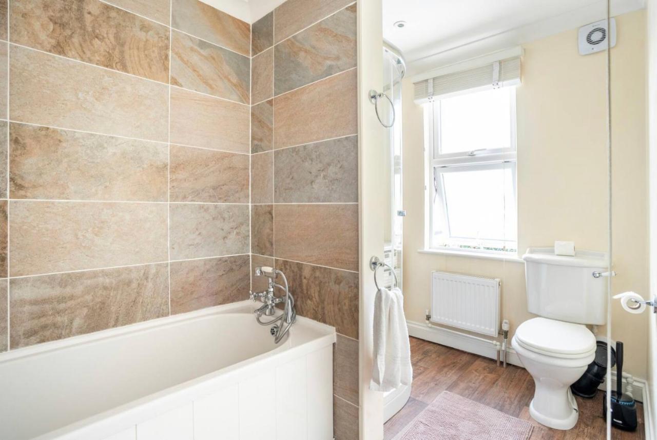 Сasa de vacaciones 2 Bed Terraced House With Loft In Stratford Londres