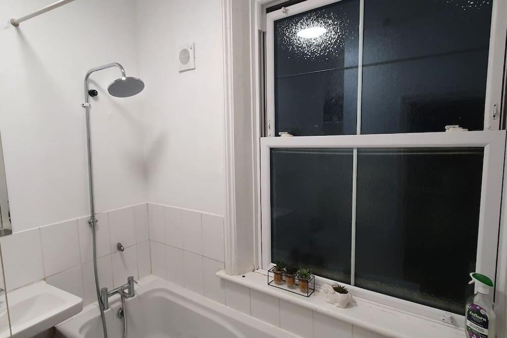 2 Bedroom Flat In Lewisham Sleep 8 Guest * Londres