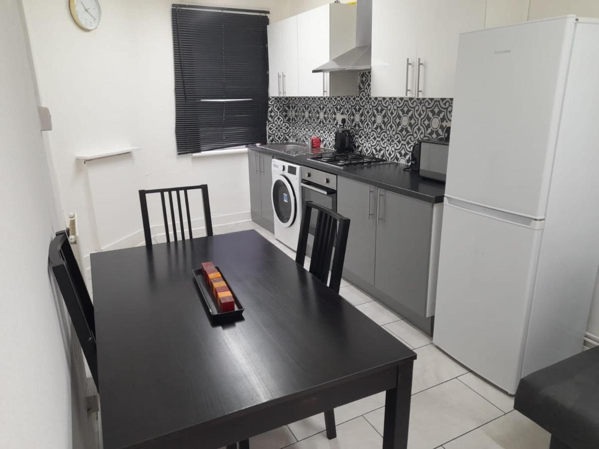 Two Bedroom Close To Central Appartement Londen