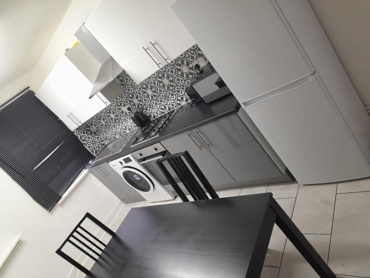 Two Bedroom Close To Central Appartement *