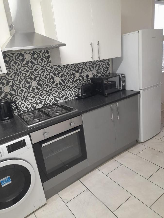 Two Bedroom Close To Central Appartement Londen