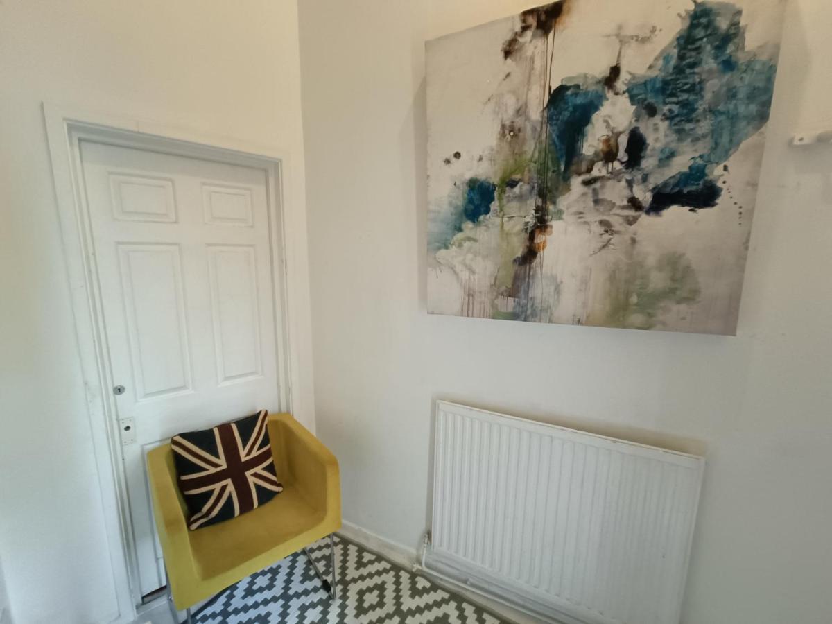 Casa de férias 2 Bed Functional House Close To Manor Park Train Station *