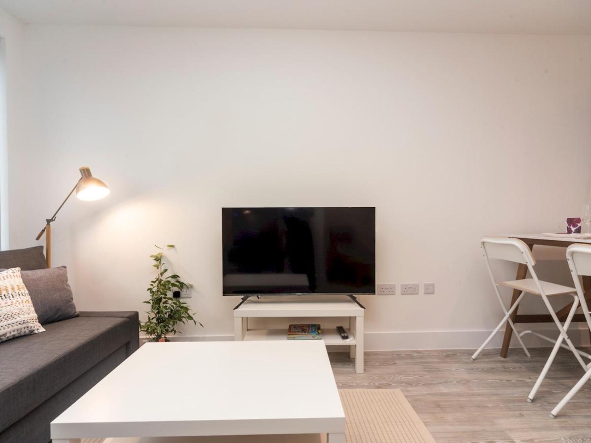 Pass The Keys Spacious Bright Flat 20 Mins To
