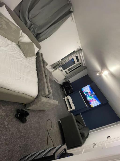 Appartement Lovely Spacious Studio Apartment, Separate Kitchen Londen