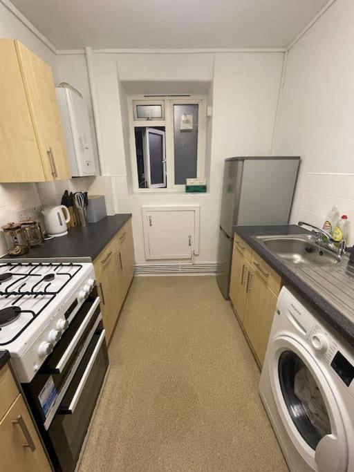 Lovely Spacious Studio Apartment, Separate Kitchen * Londen