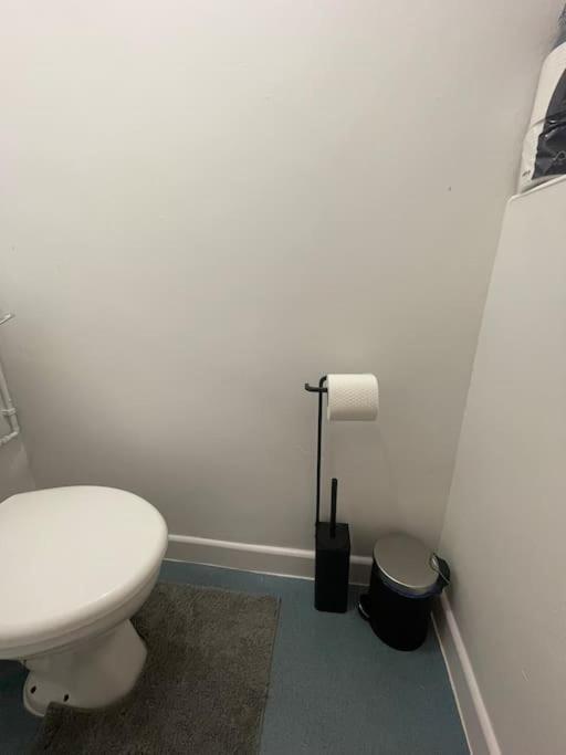 Lovely Spacious Studio Apartment, Separate Kitchen *