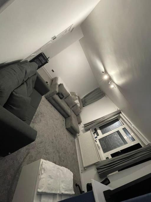 Lovely Spacious Studio Apartment, Separate Kitchen Londen