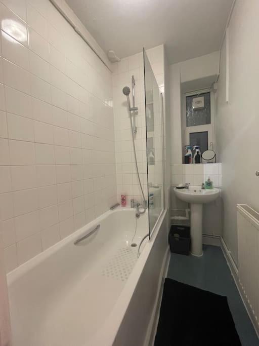 Lovely Spacious Studio Apartment, Separate Kitchen *