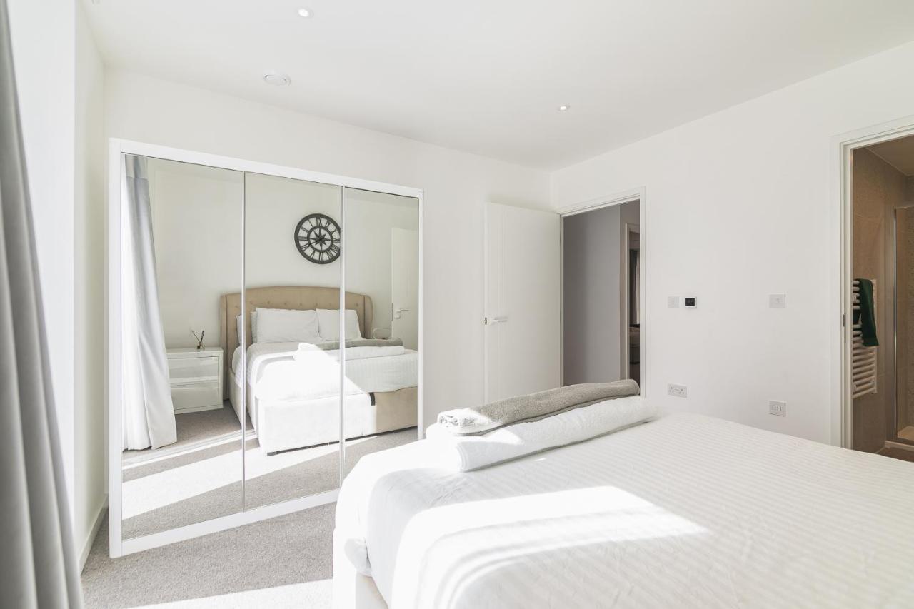 Luxury Spacious Flat With Communal Gardens And Parking Apartment London